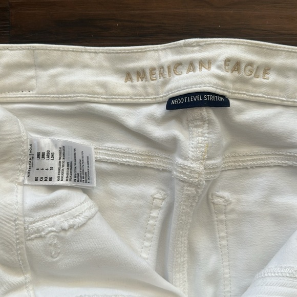 American Eagle Super High Rise White Distressed Jegging Crop Size 6. - Picture 2 of 4